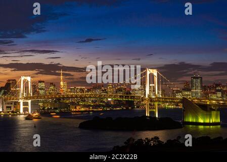 Luftaufnahme von Tokio skylines mit Rainbow Bridge und Tokyo Tower über die Tokyo Bay Sonnenuntergang Dämmerung von Odaiba in Tokyo City Kanto Japan. Stockfoto