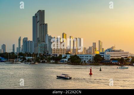 Cartagena das Indias, Bolivar, Kolumbien am 11. Februar 2018. Boca Grande Nachbarschaft mit seinen imposanten Wolkenkratzern. Stockfoto