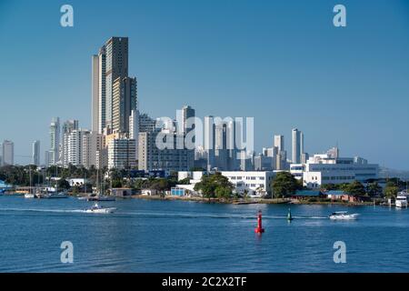 Cartagena das Indias, Bolivar, Kolumbien am 11. Februar 2018. Boca Grande Nachbarschaft mit seinen imposanten Wolkenkratzern. Stockfoto