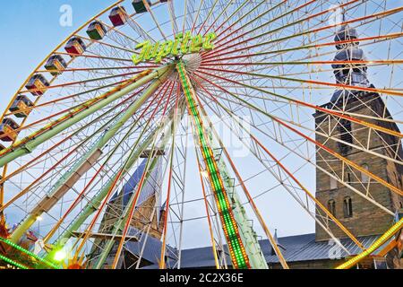 All Halloows Kirmes mit beleuchtetem Riesenrad in der Altstadt, Soest, Deutschland, Europa Stockfoto