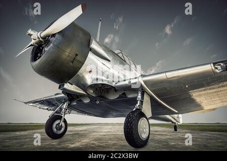 Sportflugzeug auf einer Landebahn wartet auf Start Stockfoto