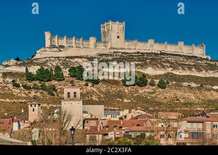 Uhrturm und die Kirche Santa Maria Stadt Peñafiel und das Schloss Weinmuseum im Hintergrund, Valladolid, Castilla y Leon, Spanien, Europa Stockfoto