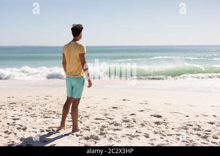 Junger Kaukasischer Mann am Strand Stockfoto