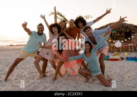 Multiethnische Gruppe von Männern und Frauen, die Spaß am Strand haben Stockfoto