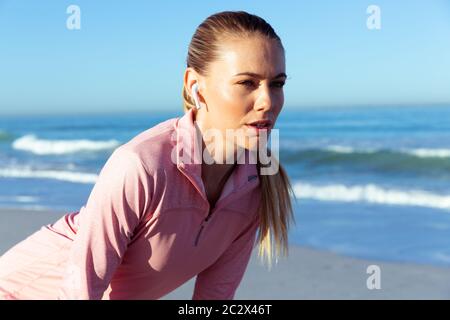 Kaukasische Frau atmen frische Luft am Meer nach dem Üben Stockfoto