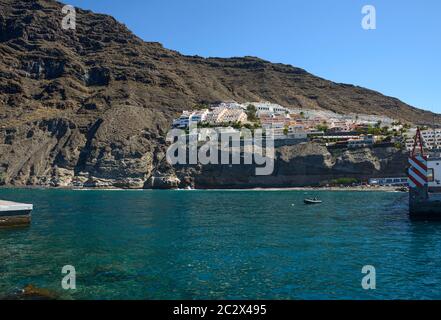 Landschaftlich schöner Blick auf den Strand von Guios am nördlichen Ende von Los Gigantes vom Hafeneingang, Teneriffa, Kanarische Inseln, Spanien. Stockfoto