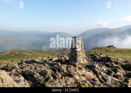 Der Gipfel von Loughrigg fiel und der Blick nach Norden an einem Hazy Summer Day, Lake District, Cumbria, Großbritannien Stockfoto