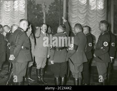 SA Führer mit Hitler in der Reichskanzlei - Hitler Heinrich Hoffmann fotografiert 1933 Adolf Hitlers offizieller Fotograf und ein Nazi-Politiker und Verleger, der Mitglied des intimen Hitlerkreises war. Stockfoto