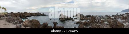 Panoramablick von vulkanogenen Felsen der Barbero Landzunge in Puerto de Santiago in Richtung Gomera Insel, Teneriffa, Kanarische Inseln, Spanien. Stockfoto