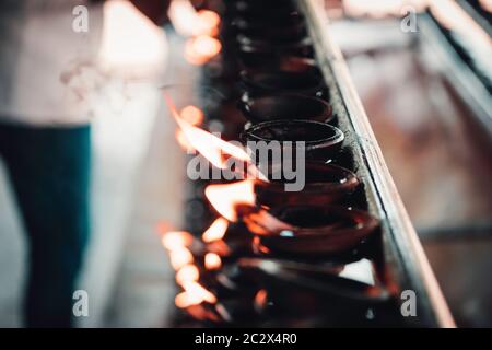 Brennende Öllampen aus Ton zünden Flamme aus nächster Nähe an Stockfoto