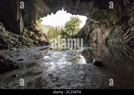 Blick von innen auf die ausgediente Rydal Quarry Caves, Loughrigg Fell, Lake District, Cumbria, Großbritannien Stockfoto