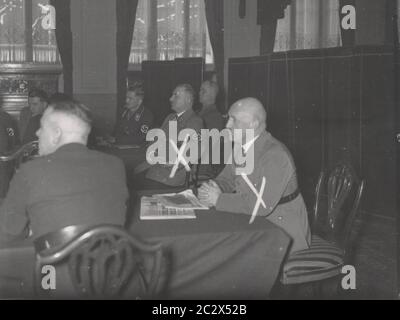 Konferenz von Gauleiter Reichskulturminister Rust und Gauleiter von Franken Julius Steicher Heinrich Hoffmann Fotografien 1933 Adolf Hitlers offizieller Fotograf und ein Nazi-Politiker und Verleger, der Mitglied des intime Zirkels Hitlers war. Stockfoto