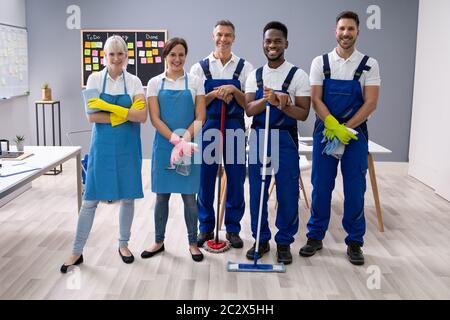 Porträt eines lächelnden Hausmeister in Uniform im Büro Stockfoto