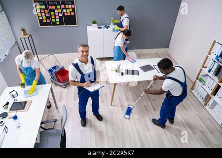 Hausmeister mit seinem Team Reinigung modernes Büro Stockfoto