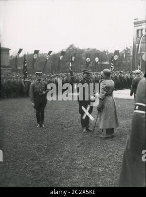 Feier am 9. November auf dem Königlichen Platz in München 1934-Roehm Heinrich Hoffmann fotografiert 1933 Adolf Hitlers offizieller Fotograf und ein Nazi-Politiker und Verleger, der Mitglied des intimen Hitlerkreises war. Stockfoto