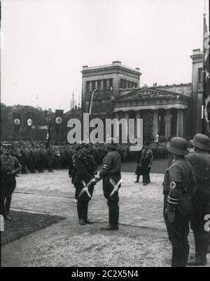 Feier am 9. November auf dem Königlichen Platz in München 1934 - Roehm begrüßt Freikorpsführer Rossbach Heinrich Hoffmann Photographs 1933 Adolf Hitlers offizieller Fotograf und ein Nazi-Politiker und Verleger, der Mitglied des intime Hitlerkreises war. Stockfoto