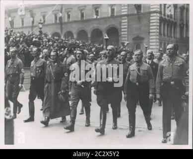 Traditioneller marsch in die Feldherrnhalle am 9. November - Dr. Weber, Göring, Hitler, Kriebel, Graf, Maurize Heinrich Hoffmann Fotografien 1933 Adolf Hitlers offizieller Fotograf und ein Nazi-Politiker und Verleger, der Mitglied des intime Zirkels Hitlers war. Stockfoto