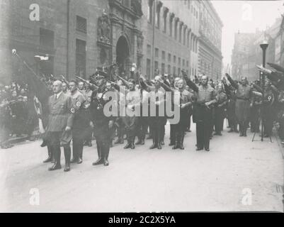 Traditioneller marsch in die Feldherrnhalle am 9. November-Streicher und Grimminger Heinrich Hoffmann fotografiert 1933 Adolf Hitlers offizieller Fotograf und ein Nazi-Politiker und Verleger, der Mitglied des intime Zirkels Hitlers war. Stockfoto