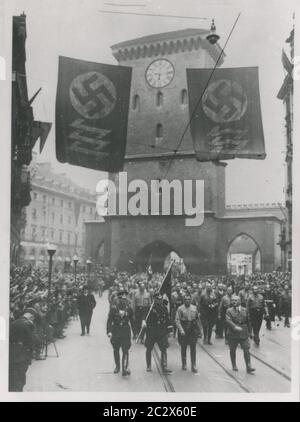 Traditioneller marsch in die Feldherrnhalle am 9. November fotografiert Heinrich Hoffmann 1933 Adolf Hitlers offizieller Fotograf und ein Nazi-Politiker und Verleger, der Mitglied des intime Zirkels Hitlers war. Stockfoto