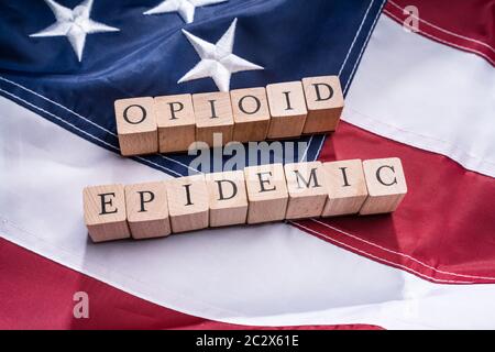 Ansicht der Opioid Epidemie Text auf Holz Kork über amerikanische Flagge Stockfoto