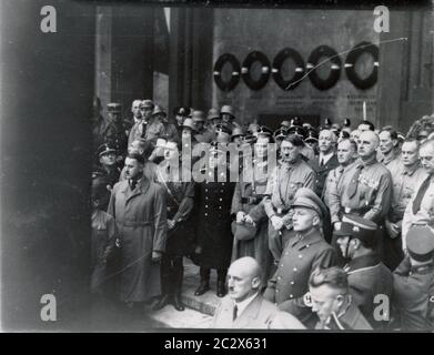 Traditioneller marsch in die Feldherrnhalle am 9. November - Esser, Hess, Amann Göring, Hitler, Feder, Graf, Kriebel, Weber, Rosenberg u. Streicher Heinrich Hoffmann Fotografien 1933 Adolf Hitlers offizieller Fotograf und ein Nazi-Politiker und Verleger, der in Hitlers intimen Kreis gehörte. Stockfoto