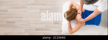 Hohe Betrachtungswinkel von Frau empfangende Stelle Massage im Spa Stockfoto