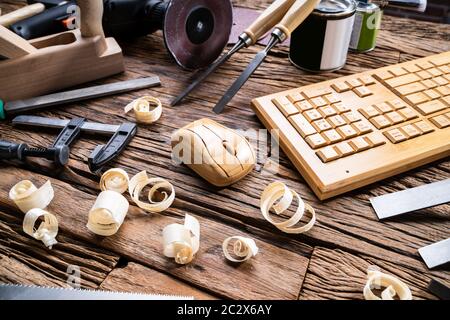 Fertige Holzmaus Und Verschiedene Carpenter Tools Vom Toolkit Legend On Desk Stockfoto