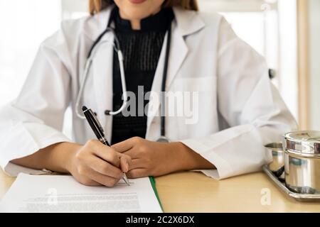 Weibliche Arzt Porträt unterzeichnen Dokument Stockfoto