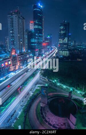 Beobachten Sie, wie sich der Tag in die Nacht verwandelt im Mega Kuningan Jakarta als einem der Geschäftsviertel Stockfoto