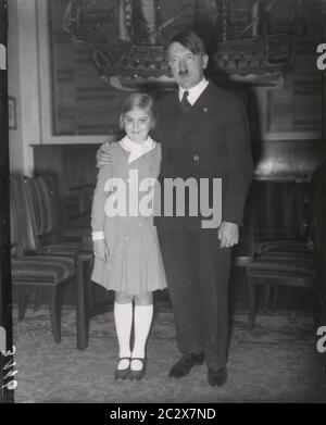 Hitler mit Kind Heinrich Hoffmann fotografiert 1933 Adolf Hitlers offizieller Fotograf und ein Nazi-Politiker und Verleger, der Mitglied des intimen Hitlerkreises war. Stockfoto