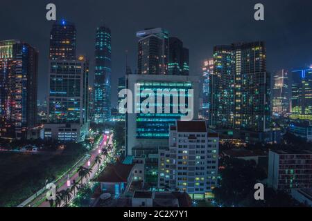 Besichtigung der Schönheit von Jakarta von oben im Mega Kuningan in der Nacht Stockfoto