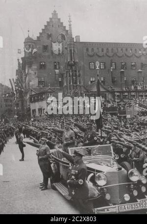 Bilder von der Reichsparteitagsversammlung 1933 in Nürnberg - die SA marschierte an Hitler u. Roehm Heinrich Hoffmann fotografiert 1933 Adolf Hitlers offizieller Fotograf und ein Nazi-Politiker und Verleger, der Mitglied des intimen Hitlerkreises war. Stockfoto