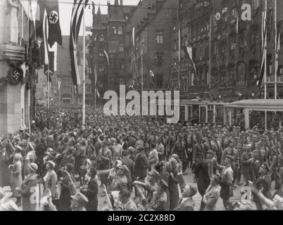 Bilder der Reichsparteitagsversammlung 1933 in Nürnberg - Straßenbild der Stadt Nürnberg Heinrich Hoffmann Fotografien 1933 Adolf Hitlers offizieller Fotograf, ein Nazi-Politiker und Verleger, der Mitglied des innigen Hitlerkreises war. Stockfoto