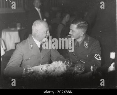 Gottfried Feder Heinrich Hoffmann fotografiert 1933 Adolf Hitlers offizieller Fotograf und Nazi-Politiker und Verleger, der Mitglied des intime Kreises Hitlers war. Stockfoto