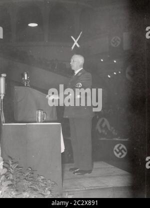 Treffen im Sportpalast Berlin - Gottfried Feder spricht Heinrich Hoffmann fotografiert 1933 Adolf Hitlers offizieller Fotograf und ein Nazi-Politiker und Verleger, der Mitglied des intime Zirkels Hitlers war. Stockfoto