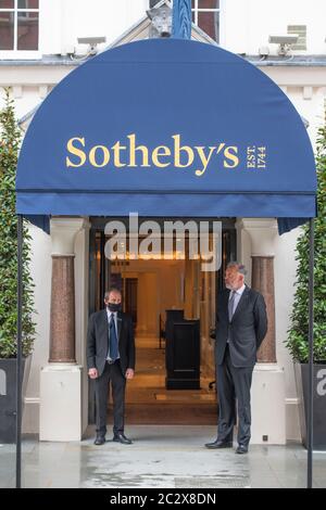 New Bond Street, London, Großbritannien. 18. Juni 2020. An einem nassen Tag öffnen einige Einzelhändler in Londons luxuriöser Einkaufsstraße mit mehr Verkehr und Fußgängern wieder für Geschäfte. Bild: Eingang zu Sotheby’s. Quelle: Malcolm Park/Alamy Live News. Stockfoto