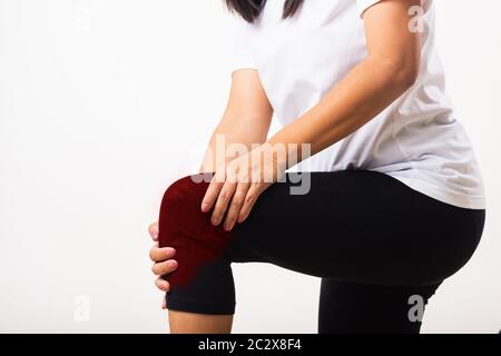 Nahaufnahme junge Frau Schmerzen, Schmerzen Knie leiden und sie verwendet Handgelenk halten Knie Agonie, Studio Schuss isoliert auf weißem Hintergrund Rheuma Gesundheit Stockfoto