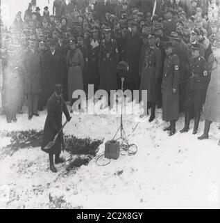 Spatenstich und Eröffnung einer Baustelle der Reichsautobahn in Ostpreußen von Gauleiter Koch Heinrich Hoffmann fotografiert 1933 Adolf Hitlers offizieller Fotograf und ein Nazi-Politiker und Verleger, der Mitglied des innigen Hitlerkreises war. Stockfoto