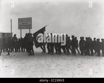 Spatenstich und Eröffnung einer Baustelle der Reichsautobahn in Ostpreußen von Gauleiter Koch Heinrich Hoffmann fotografiert 1933 Adolf Hitlers offizieller Fotograf und ein Nazi-Politiker und Verleger, der Mitglied des innigen Hitlerkreises war. Stockfoto