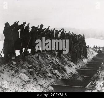 Spatenstich und Eröffnung einer Baustelle der Reichsautobahn in Ostpreußen von Gauleiter Koch Heinrich Hoffmann fotografiert 1933 Adolf Hitlers offizieller Fotograf und ein Nazi-Politiker und Verleger, der Mitglied des innigen Hitlerkreises war. Stockfoto