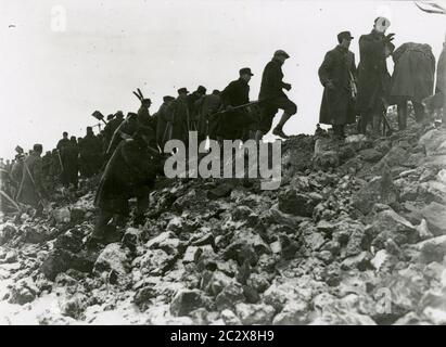 Spatenstich und Eröffnung einer Baustelle der Reichsautobahn in Ostpreußen von Gauleiter Koch Heinrich Hoffmann fotografiert 1933 Adolf Hitlers offizieller Fotograf und ein Nazi-Politiker und Verleger, der Mitglied des innigen Hitlerkreises war. Stockfoto