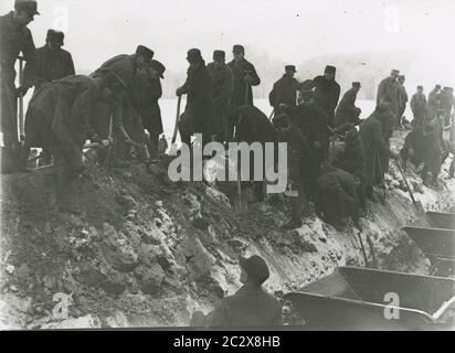 Spatenstich und Eröffnung einer Baustelle der Reichsautobahn in Ostpreußen von Gauleiter Koch Heinrich Hoffmann fotografiert 1933 Adolf Hitlers offizieller Fotograf und ein Nazi-Politiker und Verleger, der Mitglied des innigen Hitlerkreises war. Stockfoto