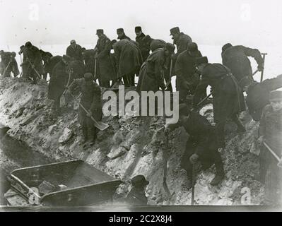 Spatenstich und Eröffnung einer Baustelle der Reichsautobahn in Ostpreußen von Gauleiter Koch Heinrich Hoffmann fotografiert 1933 Adolf Hitlers offizieller Fotograf und ein Nazi-Politiker und Verleger, der Mitglied des innigen Hitlerkreises war. Stockfoto
