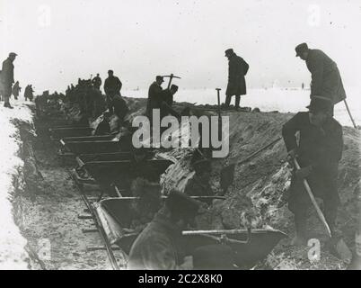 Spatenstich und Eröffnung einer Baustelle der Reichsautobahn in Ostpreußen von Gauleiter Koch Heinrich Hoffmann fotografiert 1933 Adolf Hitlers offizieller Fotograf und ein Nazi-Politiker und Verleger, der Mitglied des innigen Hitlerkreises war. Stockfoto