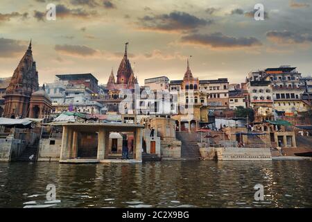 Varanasi Stadtbild von der Ganges Flussseite bei Sonnenuntergang Stockfoto