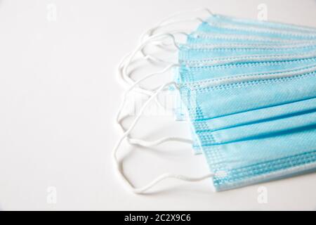 Ein Beispiel für blaue chirurgische Gesichtsmaske verwendet, um die Öffentlichkeit vor Infektionskrankheiten wie Coronavirus zu schützen. Stockfoto