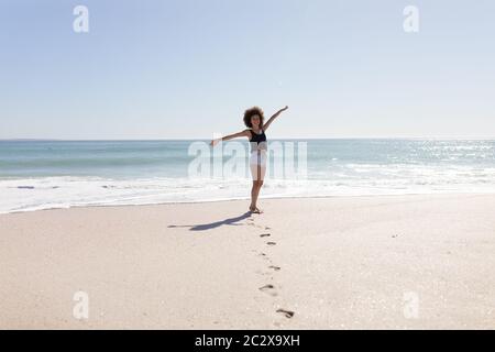 Mischrasse Frau am Strand stehen Stockfoto