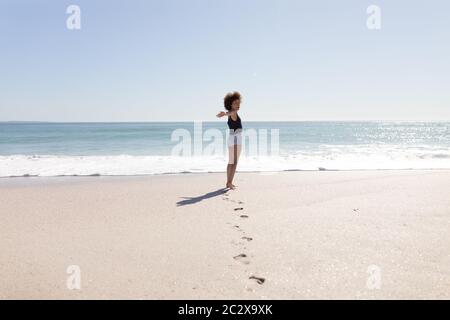 Mischrasse Frau am Strand stehen Stockfoto