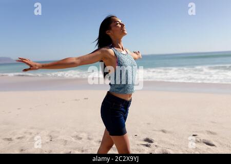 Kaukasische Frau am Strand Stockfoto