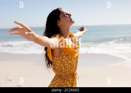 Kaukasische Frau am Strand Stockfoto